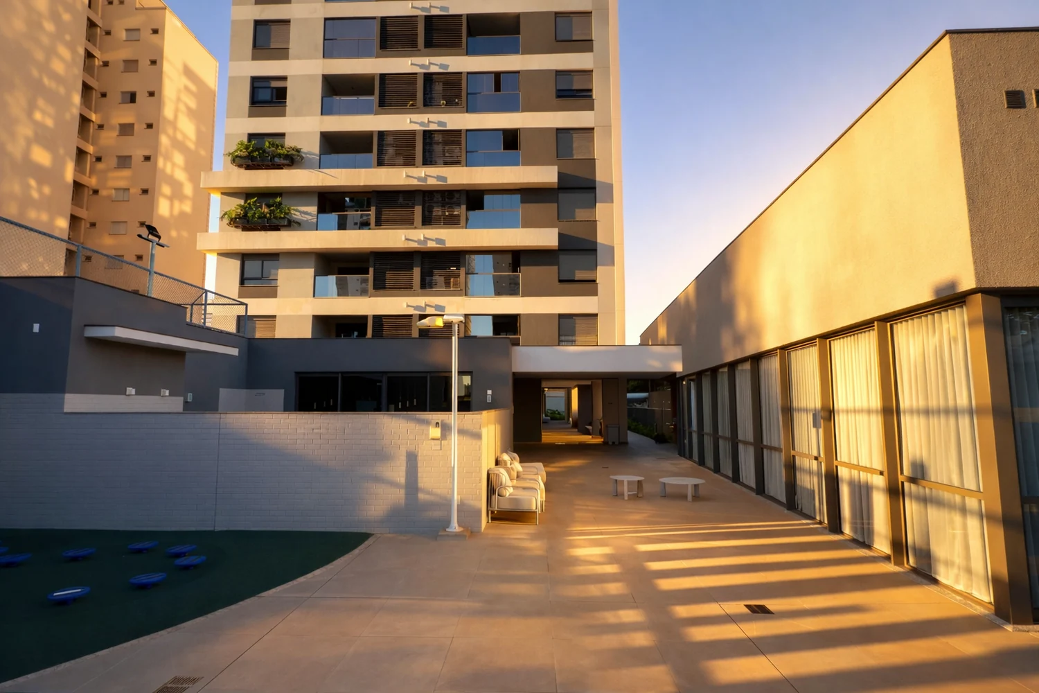 Acesso e praça coberta do Essence Residence
