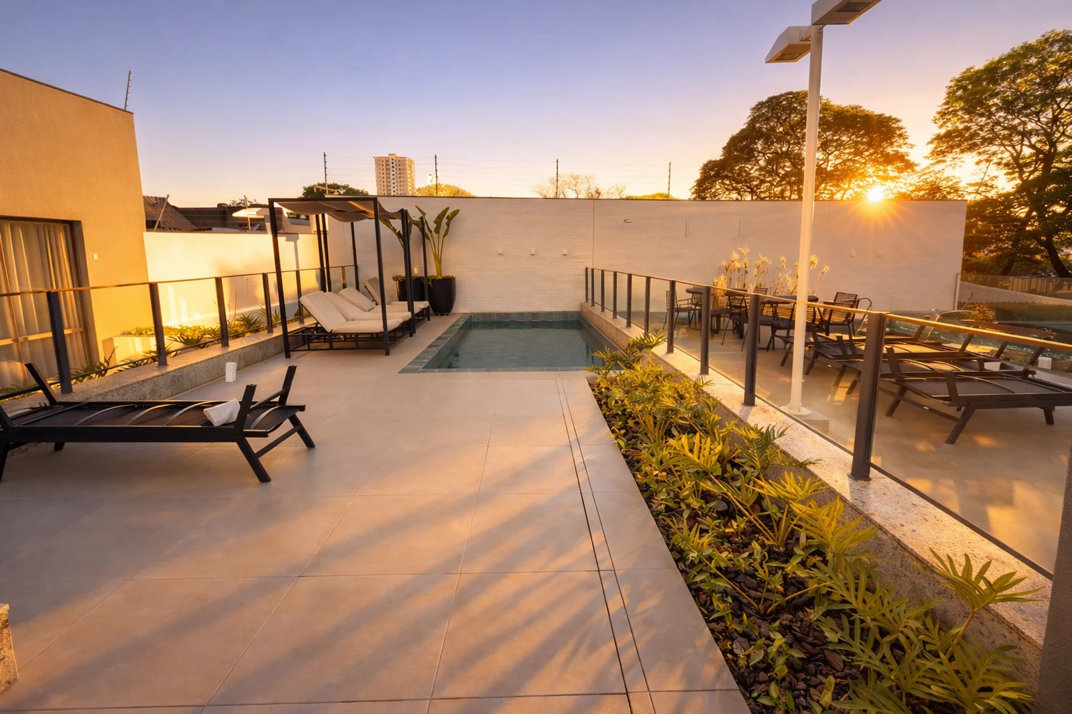 Área externa e piscina do Essence Residence ao entardecer