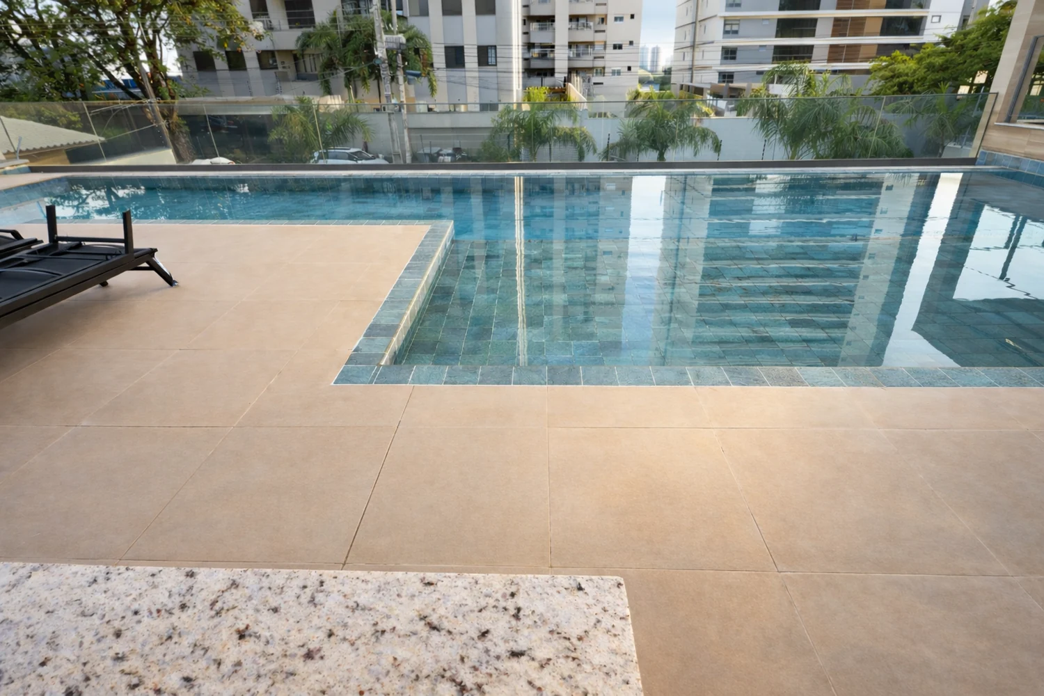 Área de piscina do Essence Residence